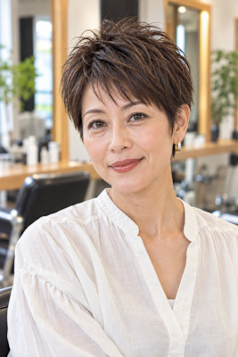 大人女性の美人ショート白髪染め