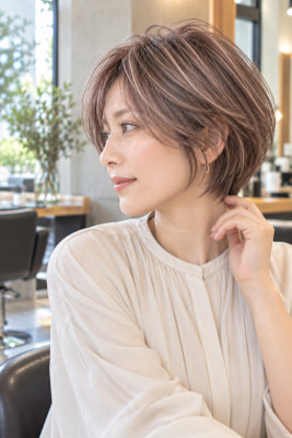 大人女性に似合う柔らかショート白髪ぼかし