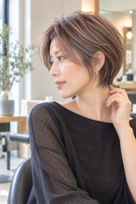 大人女性の上品な丸みショート白髪ぼかし