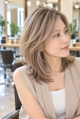 大人女性の透明感ベージュ白髪ぼかしミディアム