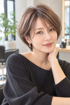艶感際立つ大人女性の上品ショートボブ水素カラー美髪スタイル