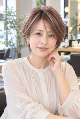 大人女性の柔らかさを引き出す白髪ぼかしボブ