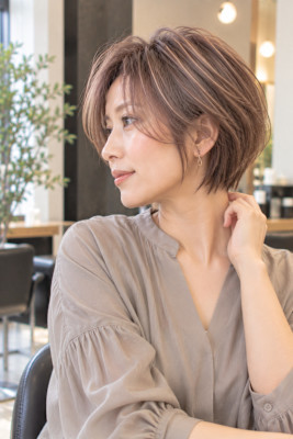 大人女性の柔らかショートボブ白髪ぼかし