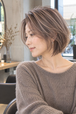 大人女性に似合う透明感白髪ぼかしボブ