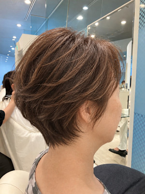 大人女性に似合う、ふんわり軽やかショートボブ