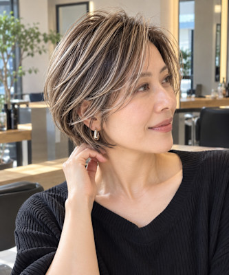 大人女性の白髪ぼかし×柔らかレイヤーボブ
