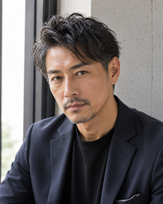 カット＋メンズパーマで、自然なウェーブと束感をプラス。無造作