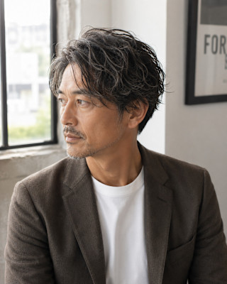 大人の色気を演出する無造作ウェーブパーマ