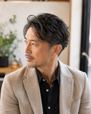 大人の余裕を感じるセンターパートパーマ
