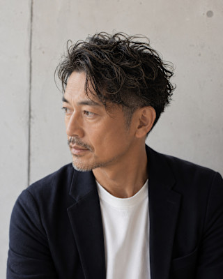 品よく決まる大人のセンターパートパーマ