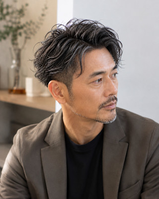 大人の色気を演出するウェーブパーマ