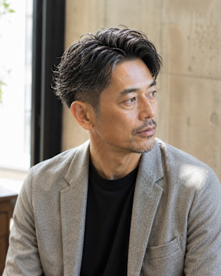 大人の色気を演出するウェーブパーマ