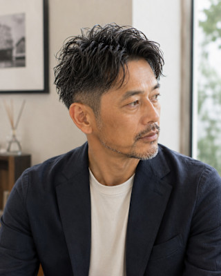 大人の色気を演出するウェーブパーマ