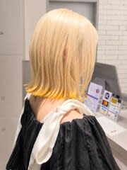 ホワイトブロンド×ビビッドイエロー・ミディアムボブ