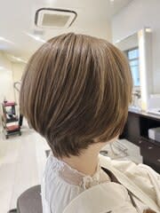 マットベージュ　グロスショートボブ