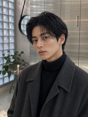 黒髪ウェットセンターパート