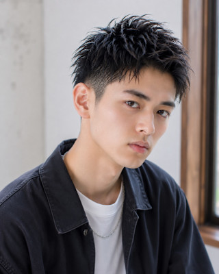 シャープな束感が映えるアップバングショート