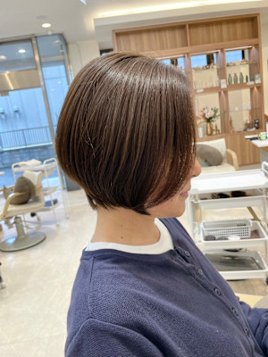 明るい白髪染め×くびれボブ×丸みショート 30代/40代