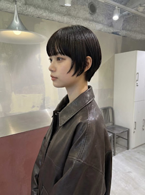 黒髪コンパクトマッシュショート