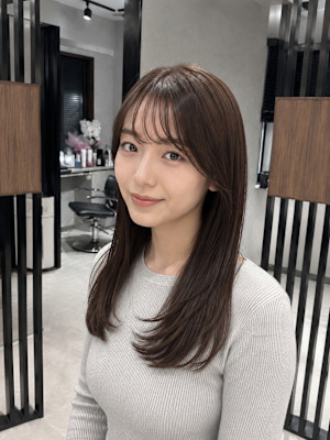 シアーバングの黒髪ロングストレートレイヤーヘアデザイン