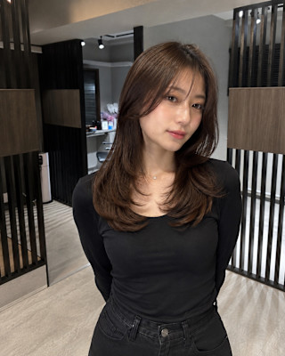 黒髪ロングのくびれ顔まわりレイヤーヘアデザインイメージ