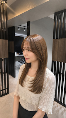 シアーバングの艶ロングレイヤースタイルヘアデザイン