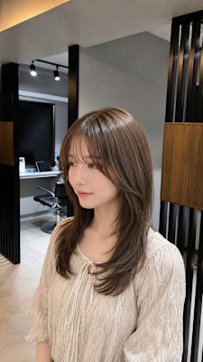 艶ブラウンのロングストレートレイヤーヘアデザインイメージ