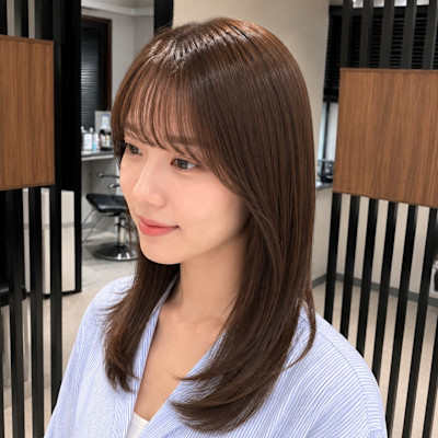 深みレッドのロングストレートレイヤーヘアデザインイメージ
