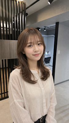 ナチュラルブラウンのミディアムくびれレイヤーヘアデザイン