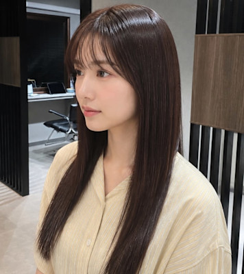 黒髪ロングの艶感ストレートレイヤーヘアデザインイメージ
