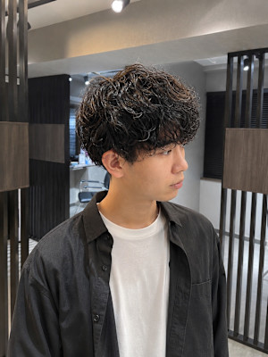 黒髪メンズショートのニュアンスパーママッシュヘアイメージ