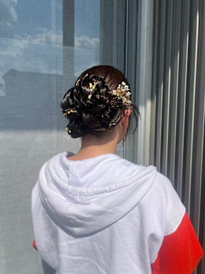 個性派タイトシニヨンヘアアレンジ