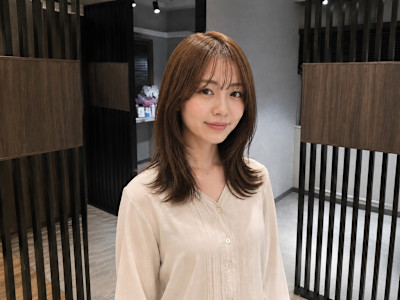 艶ブラウンミディアム顔まわりレイヤーナチュラルスタイル
