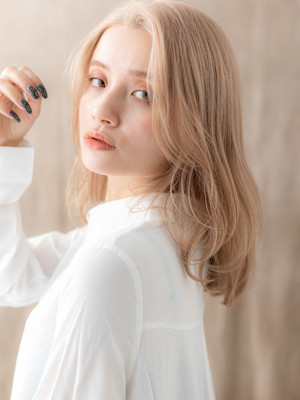 金髪ハイトーンカラーかきあげレイヤーミディアム20代30代
