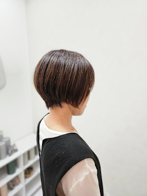毛量が多い方にも◎骨格補正でつくる大人ショート