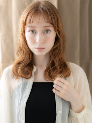 オン眉前髪パーマハイトーンカラーゆるふわミディアム20代