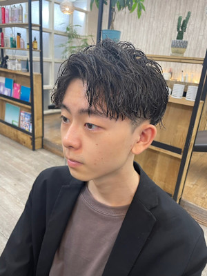 メンズカット爽やか刈り上げセンターパートツイスパメンズパーマ