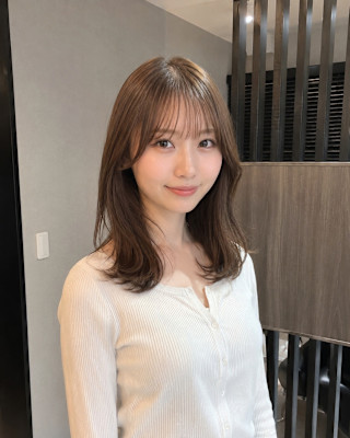 艶ブラウンミディアム顔まわりレイヤーナチュラルスタイル