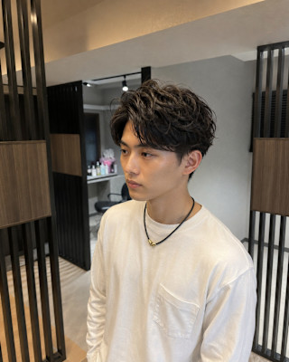 黒髪メンズショートのニュアンスパーマセンターパートスタイル