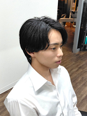 【大人メンズ】黒髪ニュアンスパーマで魅せるセンターパート