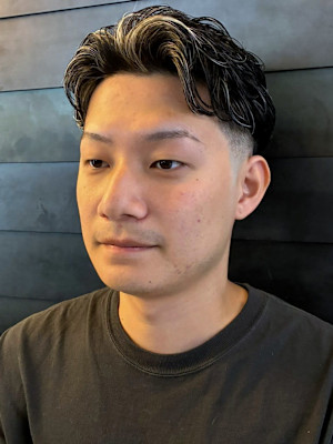 メンズ ツーブロック ハイライト センターパート 刈り上げ