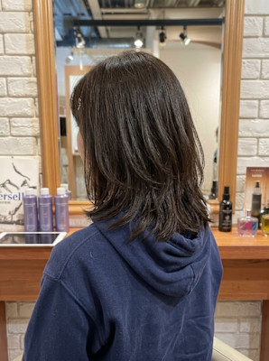 軽やかな毛流れが際立つレイヤーミディ【536スタイル】