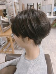 艶感コンパクトな丸みショート