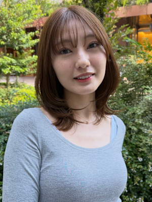 ミントベージュ レイヤーカット 顔まわりレイヤー 透明感