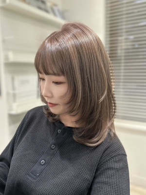 顔まわりレイヤー ウルフ ハッシュカット ミルクティー