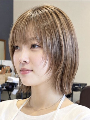 刈谷顔まわりレイヤー外ハネショートボブミルクティーベージュ