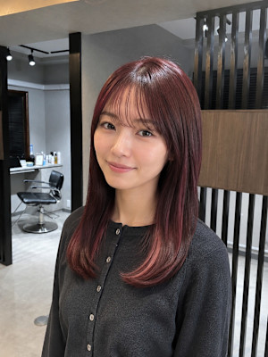 深みレッドロング顔まわりレイヤーナチュラルスタイル
