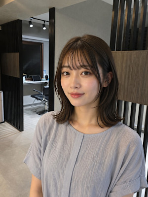 艶ブラウンミディアムボブ顔まわりレイヤーナチュラルスタイル