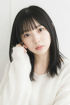 うる艶黒髪ミディアム×透け感シースルーバング