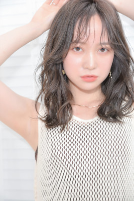 透明感アッシュグレージュ×柔らか揺れウェーブミディ